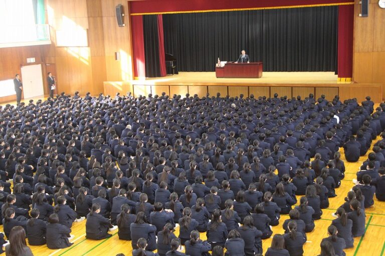 ２学期終業式・表彰伝達　中３百人一首大会準備